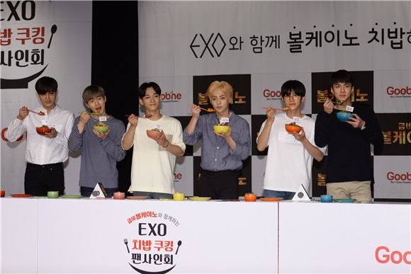EXO为代言品牌出席在首尔举行的签名会活动