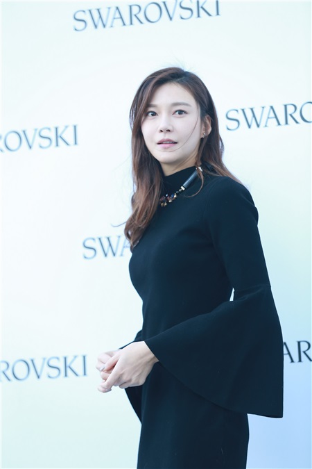 李枖原李诗英车艺莲亮相活动 衣着时尚举止优雅