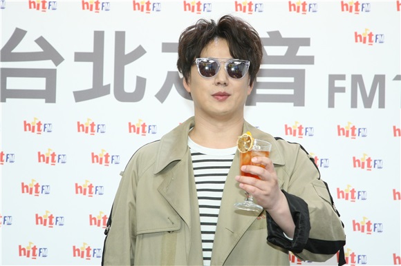萧煌奇回归台语歌坛 特治人生调酒呼乾啦