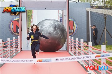 图:大球追逐激发潜能 曹璐尖叫狂奔