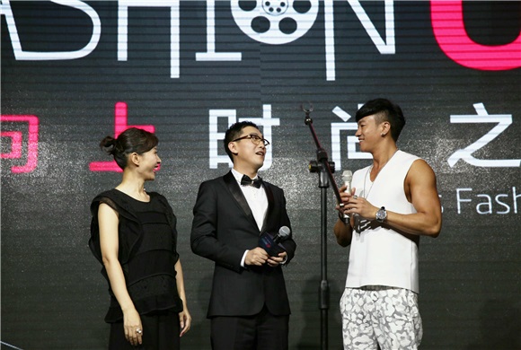 2016年6月13日「 Fashion Up」向上时尚之夜在上海LAVIN玫瑰里举行。国际名媛帕丽斯·希尔顿(Paris Hilton)等200余位国内外娱乐明星、业界大佬及精英名流与会。
