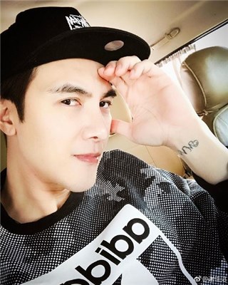 (谢佳见忙拍戏也不忘追陆剧 图/翻摄自谢佳见微博)