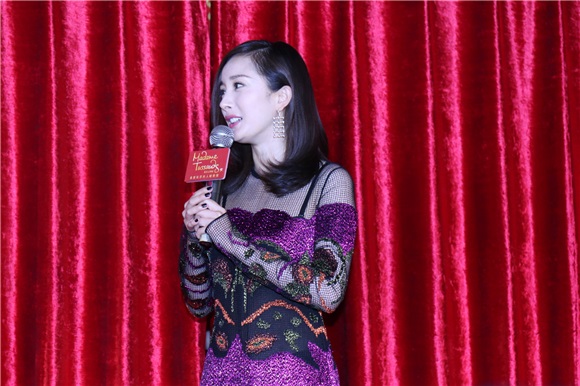 杨幂「调戏」姐妹蜡像搞怪合影 紫色闪片拼接裙性感妖媚