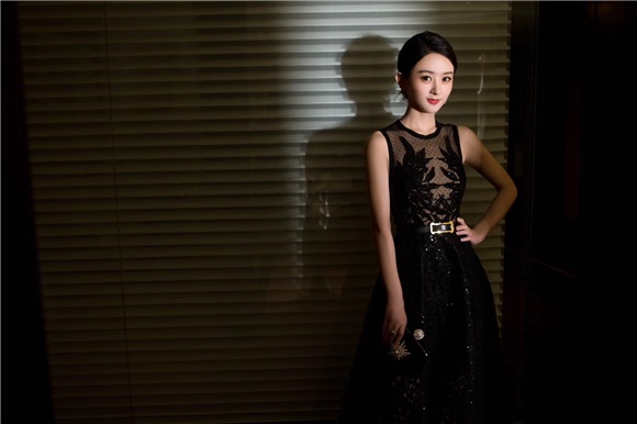 赵丽颖镂空礼服自侃被「冻」哭 获「年度电视剧女演员」荣誉