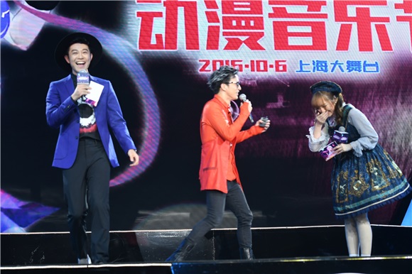 李宇春穿宽松卫衣帅气登台献歌 薛之谦金句不断