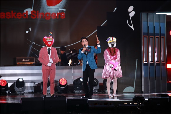 2016 DMC FESTIVAL《假面歌王》举行舞台 李在恩、Dana、金九拉、KCM等出席