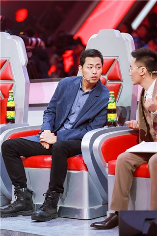 王峰、王昱珩在场下交谈
