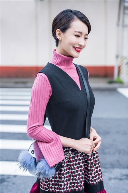 杨洋短发帅气出镜 无惧早春寒意演绎糖心美人