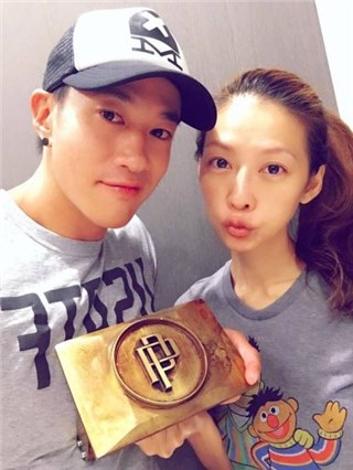 何润东婚後放闪 送爱妻XX