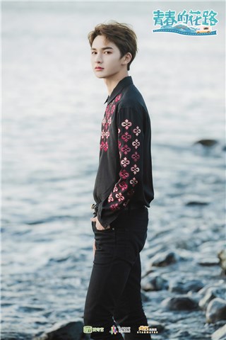 朱正廷海边少年颜值动人