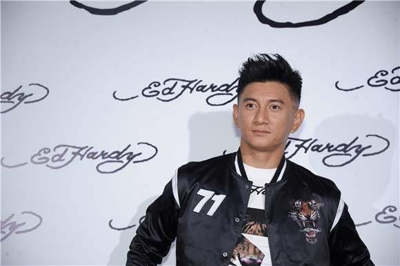 刘嘉玲潮装亮相俏皮且酷 吴奇隆被问造人笑媒体管太多