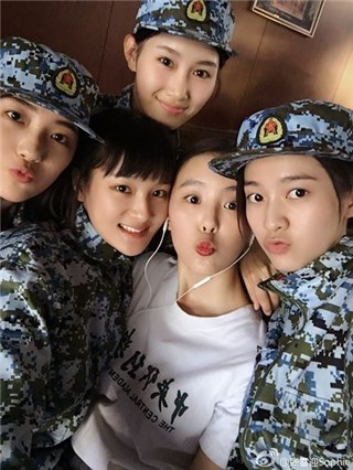 张雪迎军训结束晒集体照 全班帅哥美女扎推