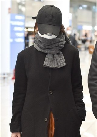 宋慧乔时装周后返韩 戴帽子口罩包裹严实做足防疫