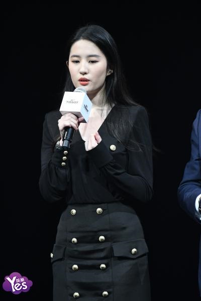 〈Yes 上海现场〉黄晓明刘亦菲共同出席活动 利落黑色装扮帅气满屏