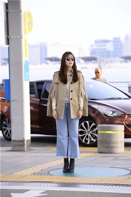 韩孝周现身机场 时尚洒脱展现女神魅力