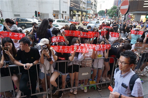 吴亦凡出席信用卡发布会
