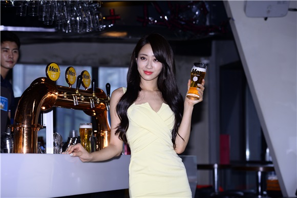 倞利出席啤酒品牌活动 清凉感十足