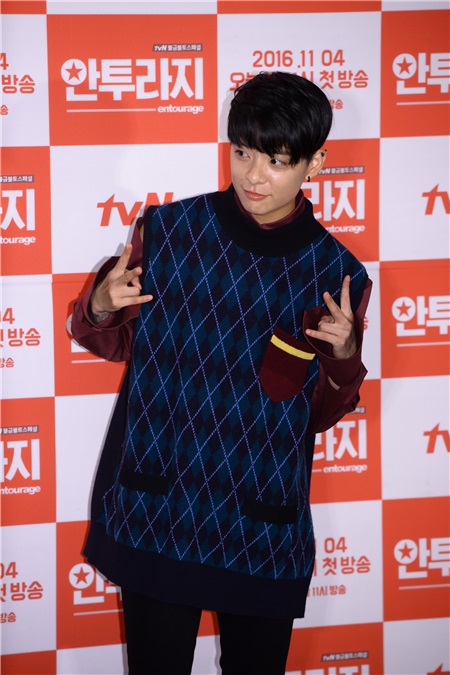 今日(11月4日),tvN 最新金土剧(周五.六播出的剧集)《Entourage》在首尔市清潭 CINE CITY 举办了特别版抢鲜看试映会兼红毯活动,