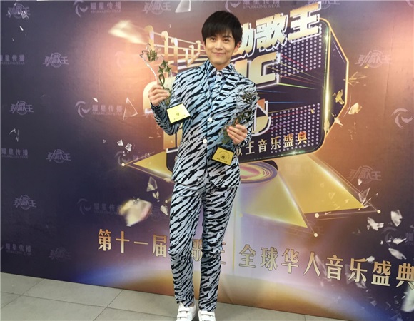 反被撩!武艺放福利晒浴袍照反遭歌迷调戏