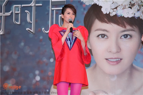 梁咏琪2016「好时辰」世界巡演发布会 大红公主袖连衣裙钻石点缀闪耀抢眼