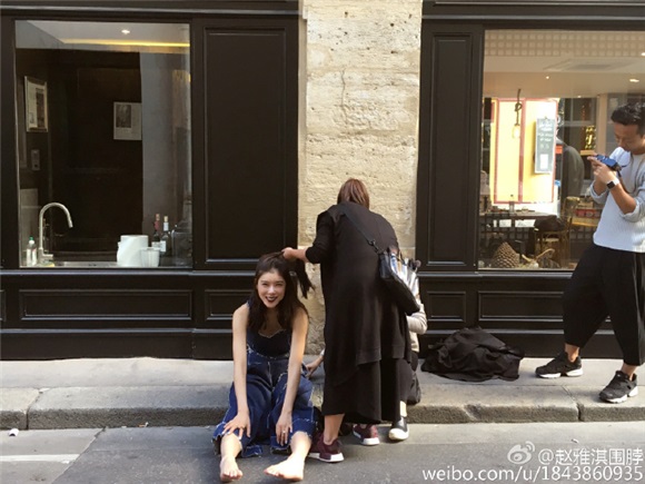 赵雅淇复古亮相chalayan秀场 精致女汉子穿越未来抢镜