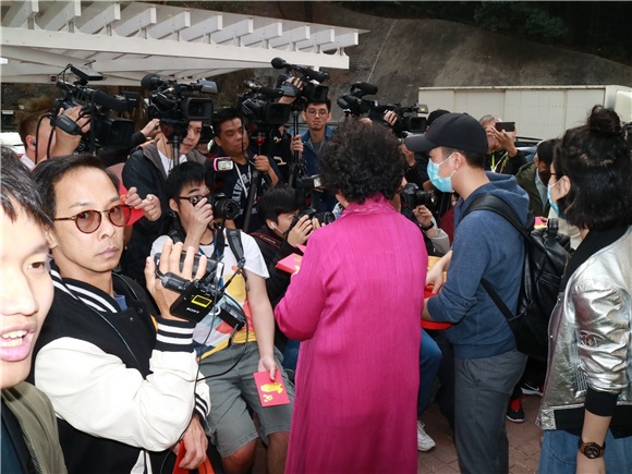 黄晓明baby携子出院跟媒体道谢 夫妻二人显倦容却难掩幸福