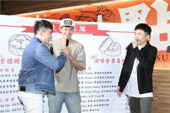 宋念宇举办全新专辑《同在》庆功活动 好友阿纬现身支持