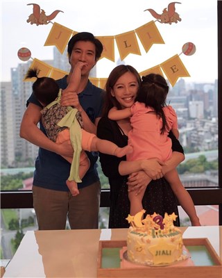 王力宏三度当爸? 紧牵衣服宽松脚踩平底鞋的李靓蕾下楼梯