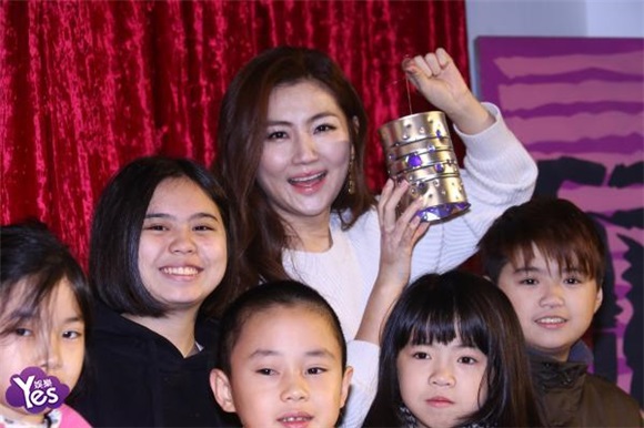 Selina与小朋友手一起作铁罐花灯 透露下半年或将出新专辑