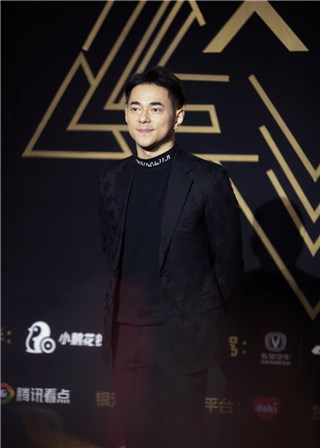 李晨nic踏上星光大赏红毯