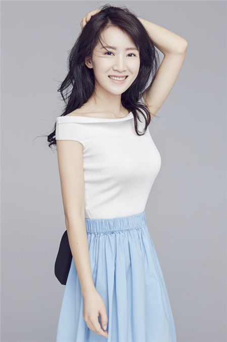 李念衬衫蓝裙清新十足 击败炎夏的氧气美少女