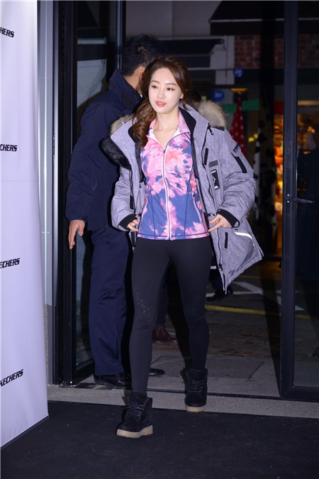 金希珍、李伊、梁定原出席某品牌活动