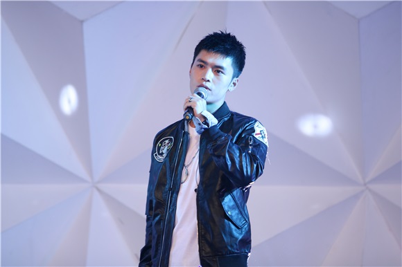 宁桓宇生日会与粉丝亲密互动 神秘嘉宾现身送祝福