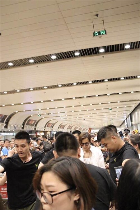 陈伟霆路演遇疯狂粉丝接机 大秀重庆话萌CRY