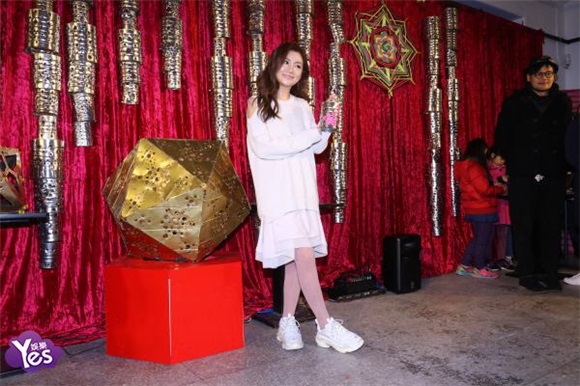 Selina与小朋友手一起作铁罐花灯 透露下半年或将出新专辑