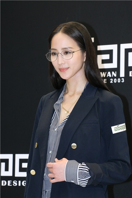 张钧甯出席aGape超轻量眼镜代言活动