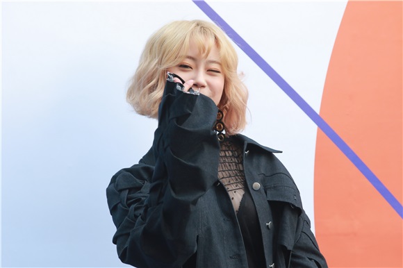 T-ara成员孝敏、gugudan成员美娜、娜英等出席2017F/W首尔时装周活动
