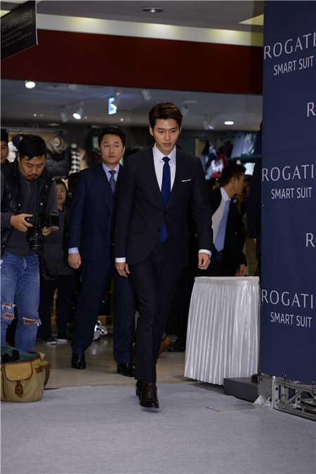 〈Yes 首尔现场〉玄彬帅气亮相签名会 全程放送温暖笑容超养眼