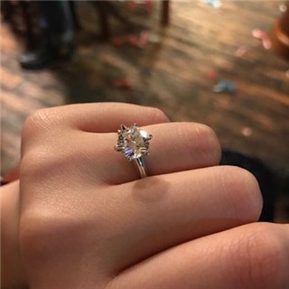 林允晒大钻戒笑问：嫁不？ 同僚却「残忍」拆台