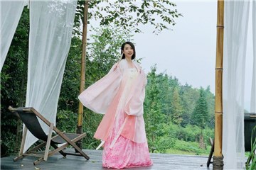 蓝江婧体验汉服拍摄