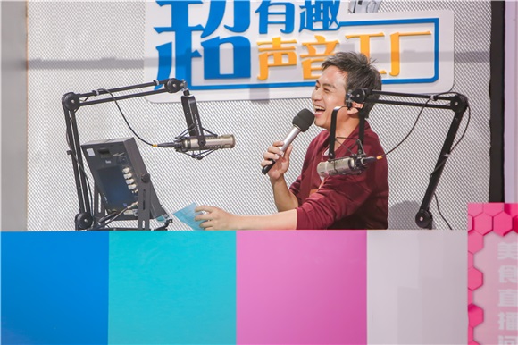 岳云鹏挑战杨洋大玩自拍秀 邓超魔性配音恶搞孙俪