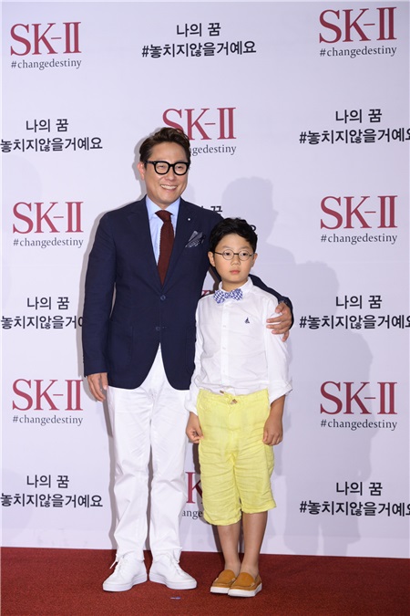 金喜爱、女团少女时代成员Sunny、歌手尹钟信及儿子尹拉益等出席某品牌活动