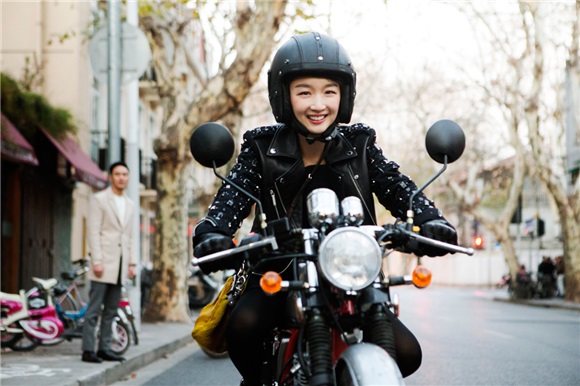 《谎言西西里》热映 周冬雨造型演技双突破