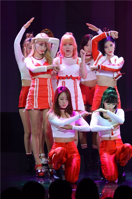 韩国SBS电视台音乐节目「THE SHOW」进行直播