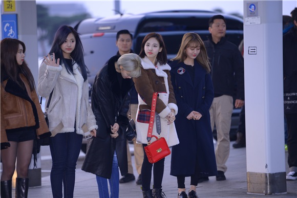 GFriend、TWICE前往香港参加《2016MAMA》