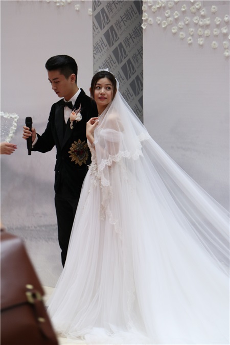 陈妍希穿婚纱与陈晓双双亮相 十指紧扣对视难掩幸福之情