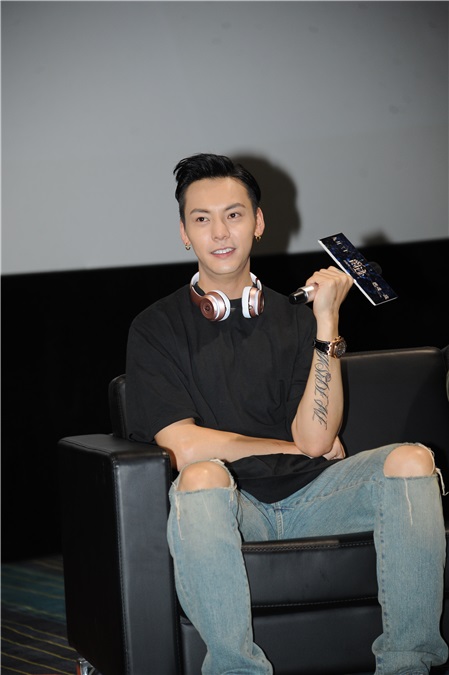 汪铎镜框造型出席《爵迹》上海见面会 陈伟霆挂耳机嘻哈风型格潮男
