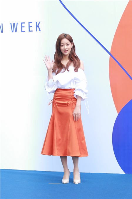 少女时代成员Tiffany、吴涟序、李多熙、T-ara成员孝敏、SISTAR成员宝拉、显佑等2017F/W首尔时装周活动