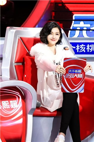 大S短发似少女