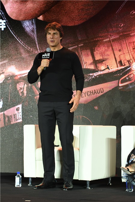 阿汤哥演英雄不忘幽默感 携新作《侠探杰克》空降上海